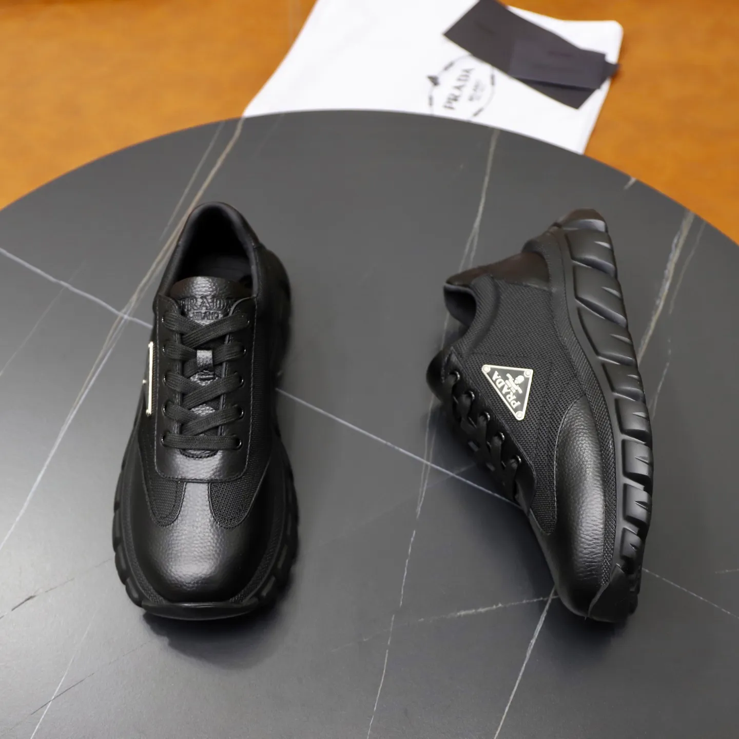 Factory price: 720💰Top original order Brand: PRADA (Prada) Standard code: Men's size 38/44 (45 can be customized) Grade: Same as the official website Material: Original cowhide stitching, cowhide lining, original combination two-color wear-resistant soft outsole Style category: casual sports version, young fashion, European and American trend, British style Color: actual picture color